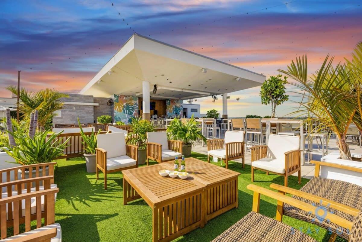 Tropical Oasis - Rooftop Pool- Near Beach - Gym 할리우드 외부 사진